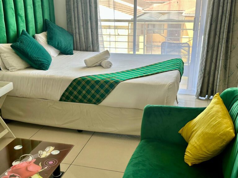 TINKERS DELUXE DOUBLE ROOM WITH BALCONY 2